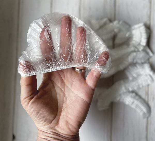 1 Gather an elastic shower cap.