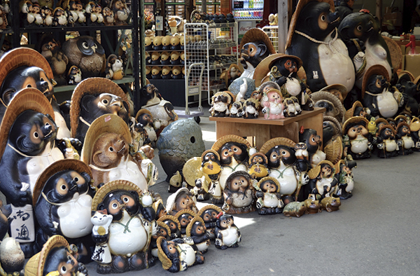 3 Shigaraki tanuki, as seen in this image from Shigaraki Toen Tanuki Village, come in all sizes. Credit: jpellgen (@1179_jp), Flickr (CC BY-NC-ND 2.0).