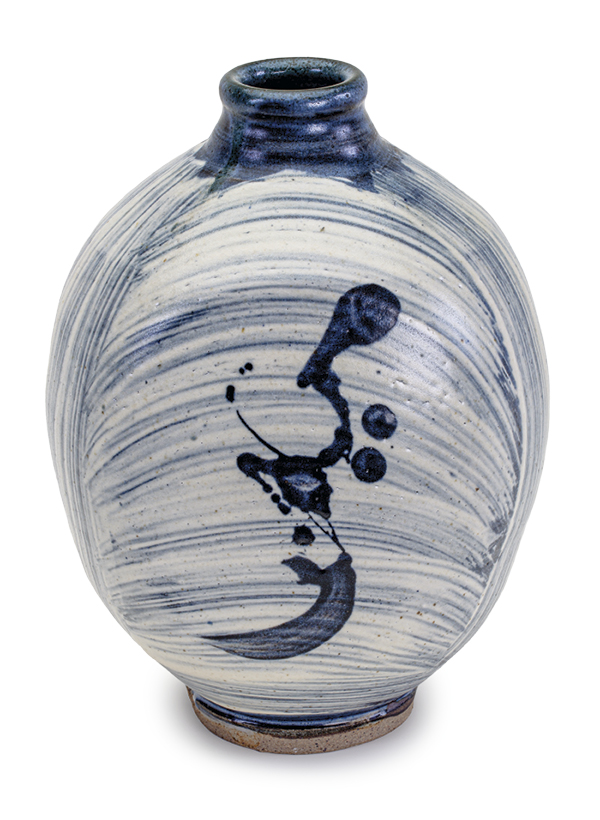 1 Wayne Ngan’s Hakeme Vessel (Brushstroke Vessel), 10 3/4 in. (27 cm) in height, glazed stoneware, 1982. Photo: Jon Bolton.
