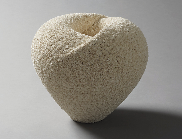 2 Hattori Makiko’s Hōyō (Embrace), 15 in. (38 cm) in height, unglazed porcelaneous stoneware, 2023. Photo: Hayashi Tatsuo. Courtesy of Joan B Mirviss LTD.
