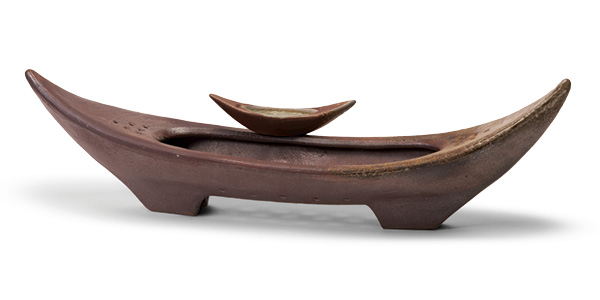 1 Heather Hietala’s Letting Go, 221/2 in. (57 cm) in length, handbuilt and wood-fired stoneware, underglaze, upcycled glass, 2023. Photo: Steve Mann, Blackbox Photography.