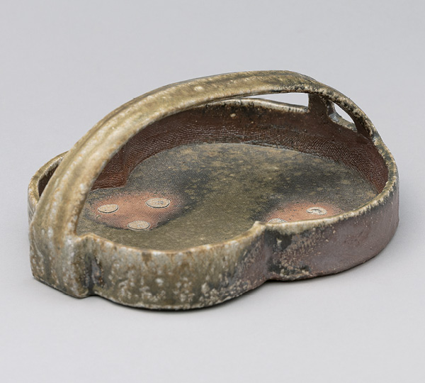 1 Ken Matsuzaki’s tetsuki bowl with handle, 10 in. (25 cm) in length, stoneware, yohen natural-ash glaze, 2021. Photo: Kan Matsuzaki.