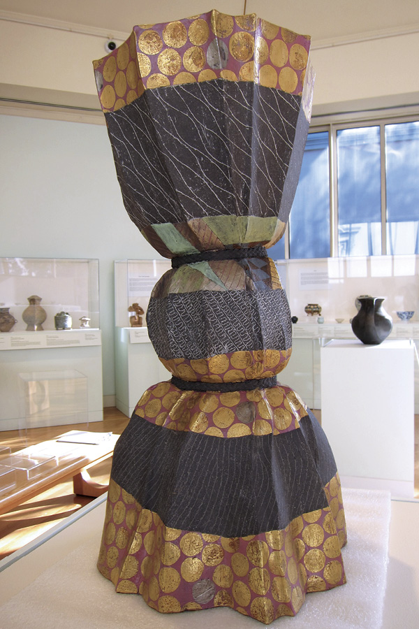2 Tsuboi Asuka’s Vertical Sculpture in the Form of a Knotted Piece of Fabric “Capital Woman Festival”, 29½ in. (75 cm) in height, stoneware, clay slip, enamel, 2008. Loan from The Carol and Jeffrey Horvitz Collection of Contemporary Japanese Ceramics.