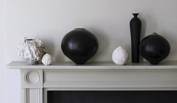 1 Akiko Hirai’s Small Moon, 4¾ in. (12 cm) in height, and Poppy Seed Vessels, varying heights, porcelain, stoneware. Kenta Anzai’s Black Urushi Vessels, varying heights, porcelain, urushi.