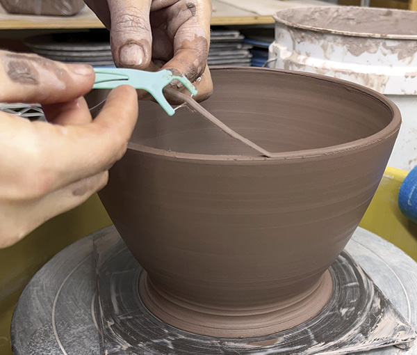 1 After cutting with the flosser, remove the rim.
