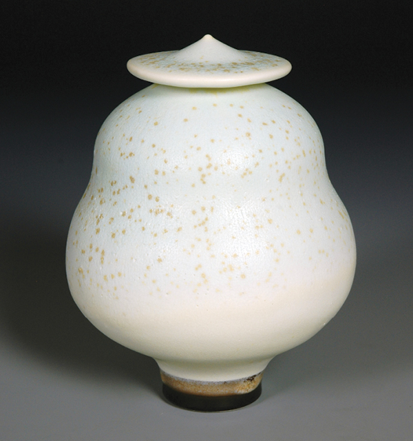 7 Jar with lid, 6 in. (15 cm) in height, porcelain, 2019.