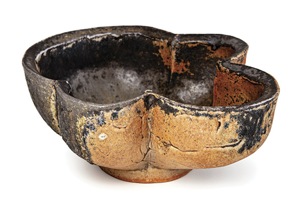 1 ason Hess’ bowl, 9½ in. (24.1 cm) in diameter, wheel-thrown stoneware, flashing slip, fired to cone 10 in a wood kiln. Photo: Silvia Palmer.