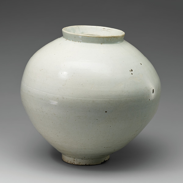 1 Moon jar, 1650–1750, Korea, Joseon dynasty (1392–1910), porcelain with clear glaze. Asian Art Museum of San Francisco, The Avery Brundage Collection, B60P110 . Photo: Copyright Asian Art Museum of San Francisco.