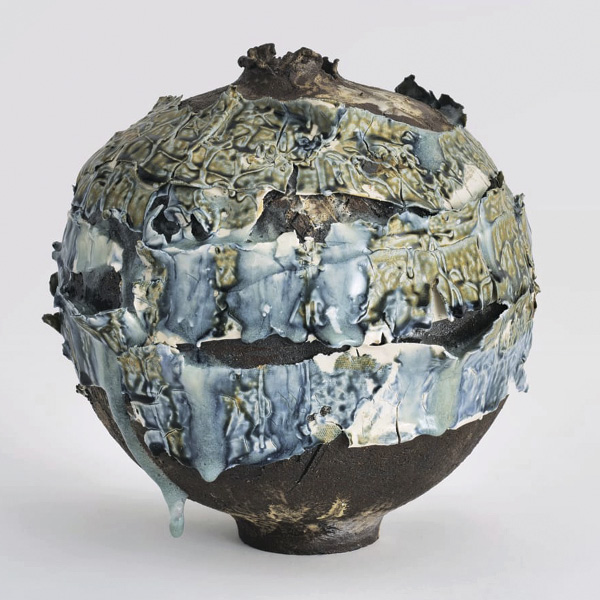9 Jane Yang D’Haene’s Untitled JYD325.23, 13½ in. (34.3 cm) in height, stoneware, porcelain, glaze, 2023. Photo: Bill Zules.