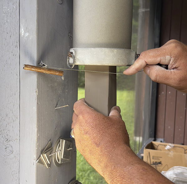 3 Add a one-handed cut-off wire below the extruder to make removing pieces quick and easy.