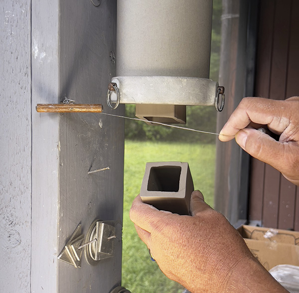 4 Add a one-handed cut-off wire below the extruder to make removing pieces quick and easy.