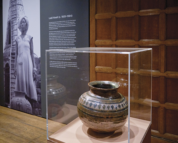2 Ladi Kwali’s pot, 1959. Copyright Two Temple Place. Photo: Amit Lennon.