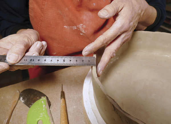 7 Check that the thickness of the walls is no more than 0.3 in. (0.7 cm).