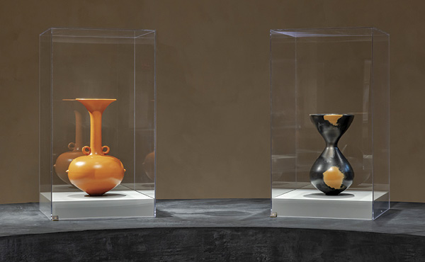 7 Left: Magdalene Odundo’s Untitled, 22 in. (55.9 cm) in height, terra cotta, 2020. Private collection, New York, New York. Right: Magdalene Odundo’s Untitled, earthenware, 19.1 in. (48.5 cm), 2022. Courtesy of the artist. Photo: Toni Hafkenscheid.
