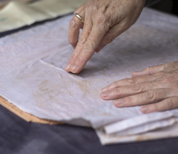 4 Use two fingers to press methodically over the entire surface of the clay slab.