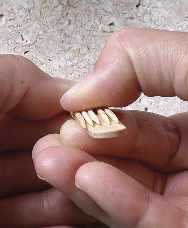 2 Make sure to lightly tap the ends onto a flat surface to ensure the tips have the same height.