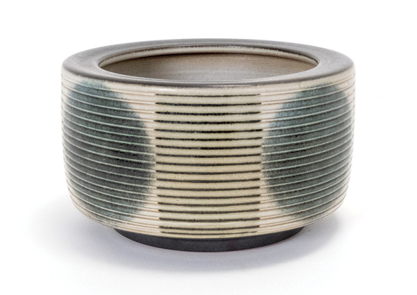 2 Harrison McIntosh’s untitled, 7¼ in. (18 cm) in diameter, ceramic, 1981. Collection of the American Museum of Ceramic Art; gift of Igal and Diane Silber.