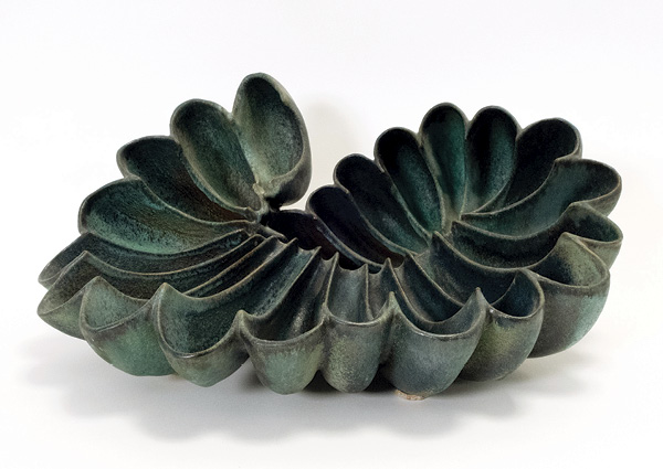 3 Beate Kuhn’s untitled, 14 in. (36 cm) in diameter, ceramic, 1984. Collection of the American Museum of Ceramic Art; gift of Igal and Diane Silber.