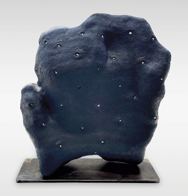 4 Veralee Bassler’s Danzante #1, 24 in. (61 cm) in height, glazed stoneware, metal base, 2017. Photo: Victoria May.