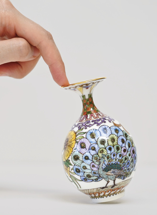 Miyu Kurihara and Yuta Segawa’s painted pot, 4 in. (10 cm) in height, glazed porcelain, 2021. Photo: Miyu Kurihara.
