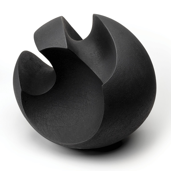 11 James Oughtibridge's Jet Black Blade, black clay, 17.7 in. (45 cm) in length, fired to 2192°F (1200°C), 2018. Purchased through Joanna Bird by Sir Nicholas Goodison for the Fitzwilliam Museum, Cambridge. Photo: Fitzwilliam Museum.