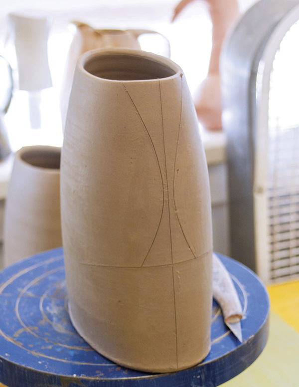 3 Create a dividing line on the spine of the pot and sketch the dart.