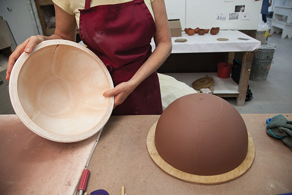 9 Flip the mold upside down onto a bat and gently tap the bot-tom of the mold to release the form.