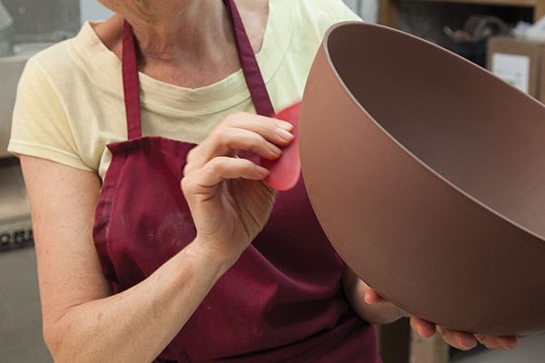 10 Use a soft rubber rib to smooth and compress the seams and to compress the entire outside of the vessel.