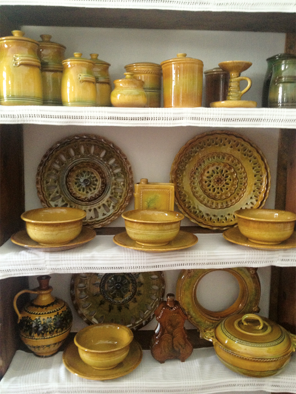 6 Tabáni style pottery, regional clay body. Photo: John Balla.