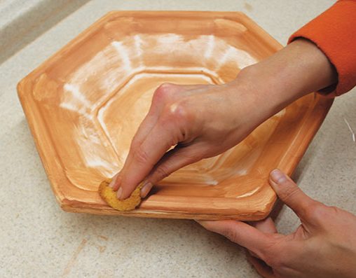 3 When the plaster has set up, remove the model and clean the mold.