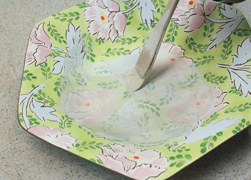 17 Apply two thin layers of clear glaze over the whole surface on the top and bottom of the plate, except for the feet. You can also use a different glaze on the bottom of the plate.