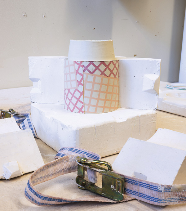 6 Take the mold apart and remove the positive. Cut off the excess plug, then the mug is ready for a handle.
