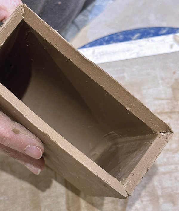 7 It is important to clean and compress the seams before enclosing the form with the last slab.