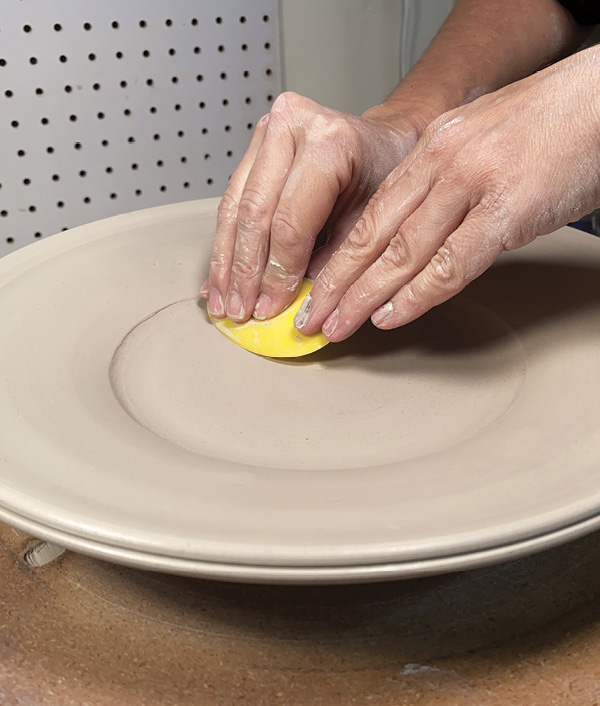 11 Compress the well of the plate, from the outer ledge to the very center.