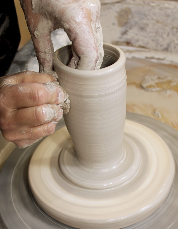 1 Open clay all the way to the bat. Keep a narrow opening and a thick base.