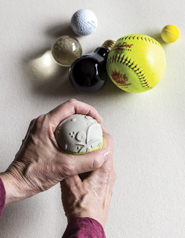 4 Form each circle into a curve using any sphere-shaped object of appropriate size.