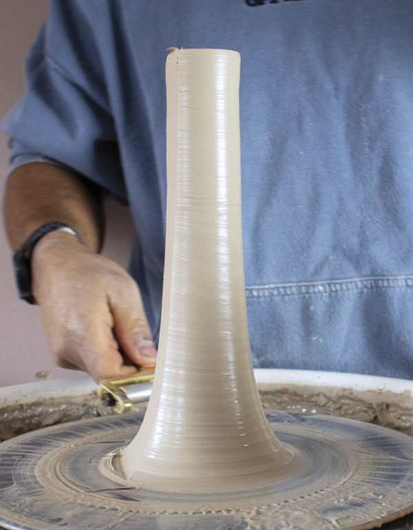 1 Pull a tall, skinny cylinder. Make vertical facets from the wheel up to the rim.