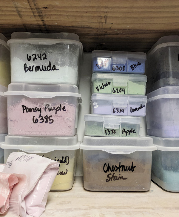 3 Clearly label the container itself rather than the lid. Lids can be lost or switched.