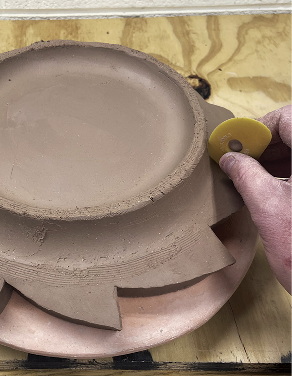 4 Use serrated and smooth ribs to level the top of the coil and refine the seams.