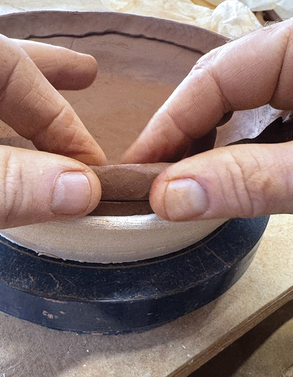 4 Add the first coil of the body, then cinch the coil. Add more coils and cinch them.