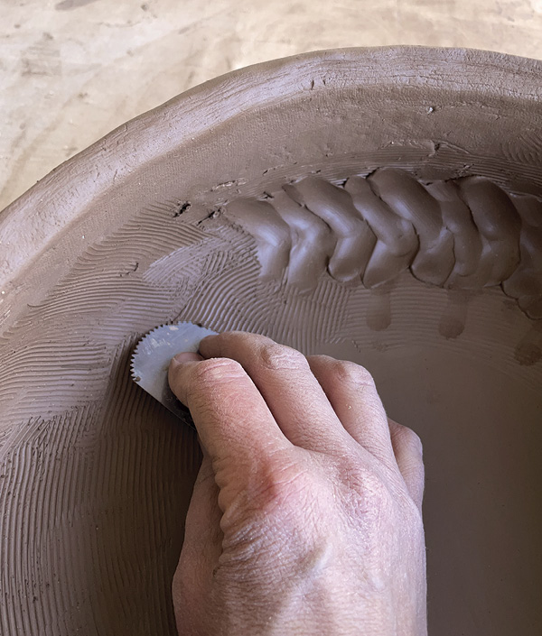 9 Compress the coil upward and downward in the seam and use a serrated rib to shape the curve.