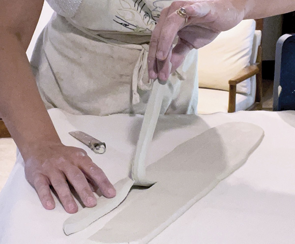 5 Pull the foot away from the extra clay quickly so that it does not stick.