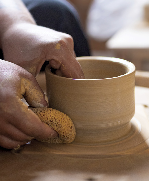 3 Pull up the walls of the multi-clay form with firm hands.