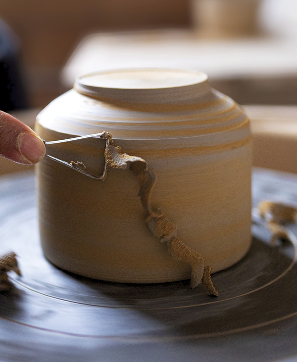4 Trim the whole exterior of the vessel. This will sharpen the visual marbling.