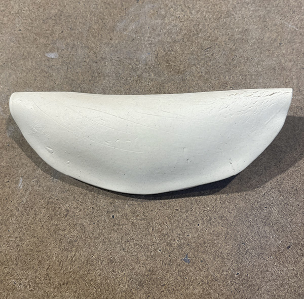 D4 Join the two long sides together. Handle the piece gently so that there is still air inside the closed form.