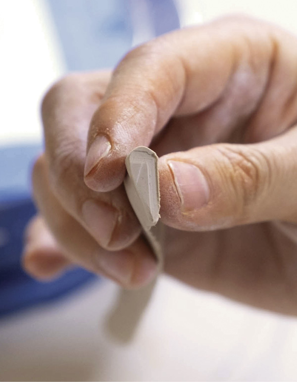 3 Shape the pinched coil on one edge into a teardrop shape.