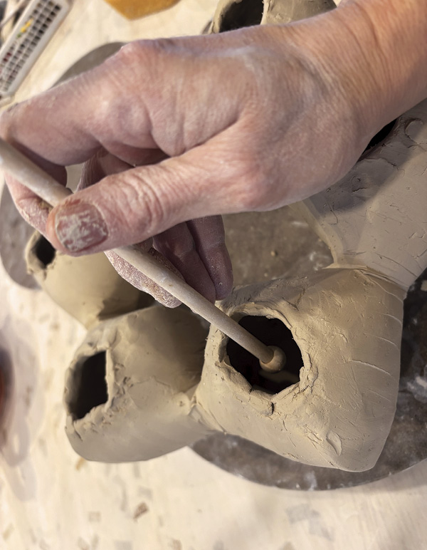 10 Smooth clay foot from the inside and push the clay wall out if necessary.