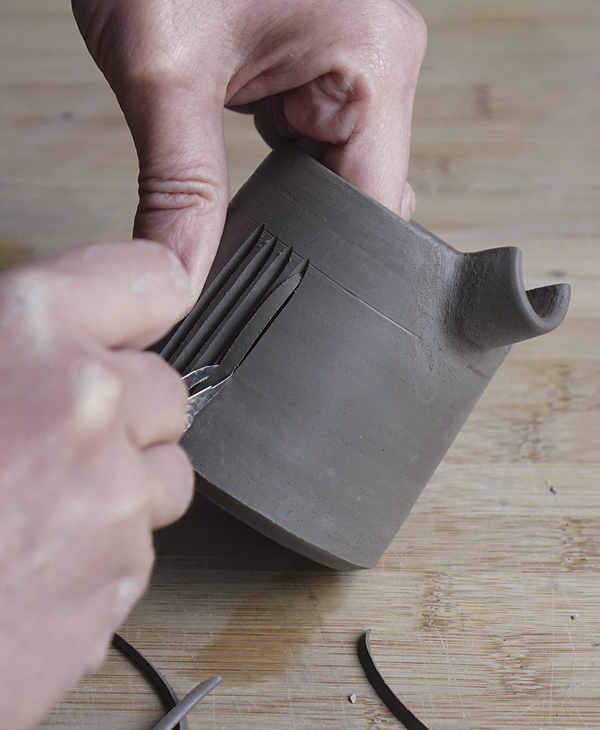 12 Mark a line around about ⅘ inch (2 cm) below the rim. Carve straight lines around the exterior of the pourer.