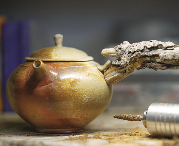 8 The structure of the ceramic anchor and the epoxy hides subtly inside the base of the handle.