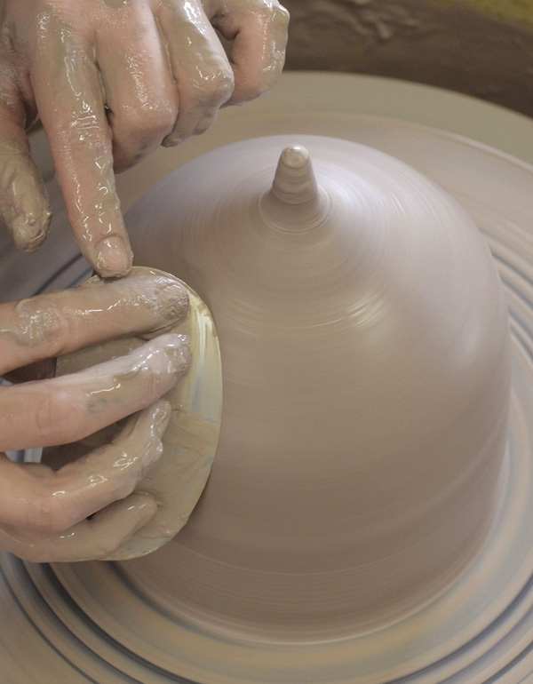 5 Use a flexible steel rib to round and smooth out the surface of the pot.